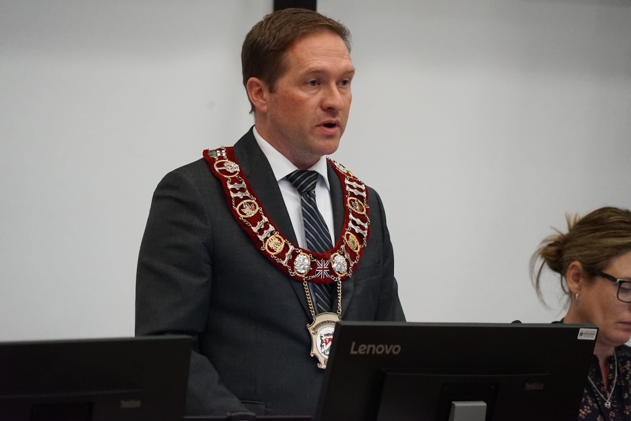 Burmistrz Londynu Josh Morgan przemawia podczas posiedzenia rady miasta 14 października 2025 r.