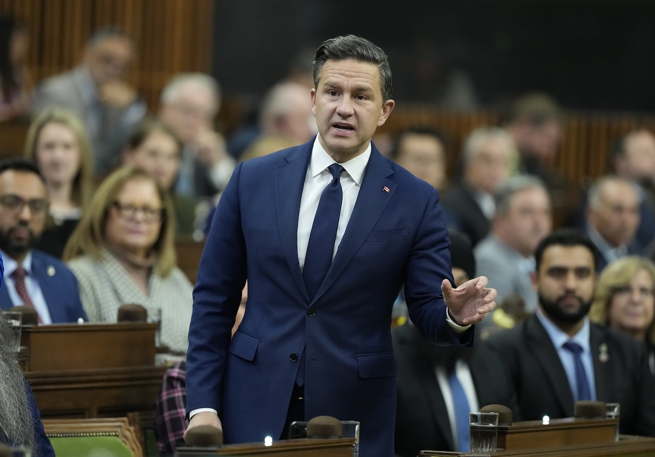 El líder conservador Pierre Poilever se dirige a una sesión de preguntas y respuestas en la Colina del Parlamento en Ottawa, el jueves 9 de octubre de 2025.