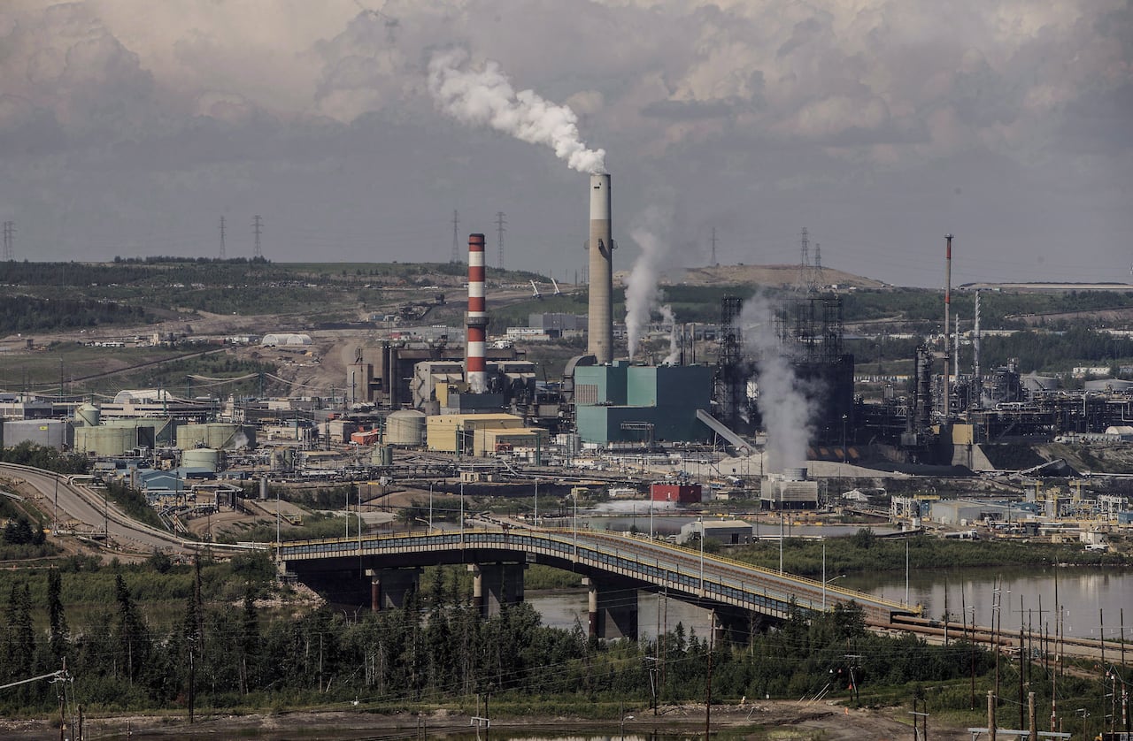Planta base de Suncor con mejoradores en las arenas petrolíferas de Fort McMurray, Alta., lunes 13 de junio de 2017.