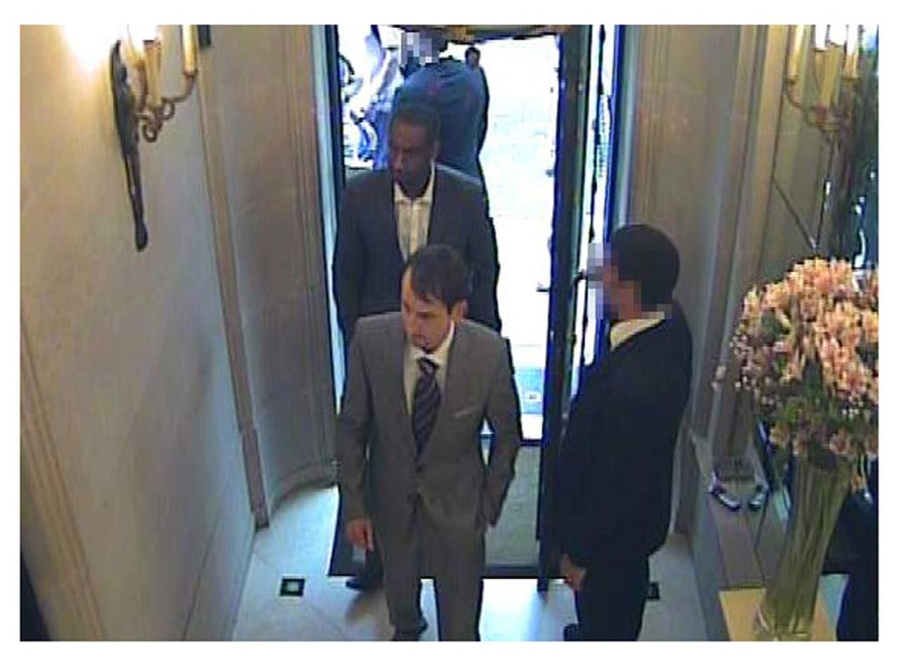 কীভাবে এই ব্রিটিশ ড্র্যাগ কুইন অজান্তে  মিলিয়ন জুয়েল হেস্টের জন্য মেকআপ সরবরাহ করেছিলেন cbc খবর কীভাবে এই ব্রিটিশ ড্র্যাগ কুইন অজান্তে  মিলিয়ন জুয়েল হেস্টের জন্য মেকআপ সরবরাহ করেছিলেন cbc খবর