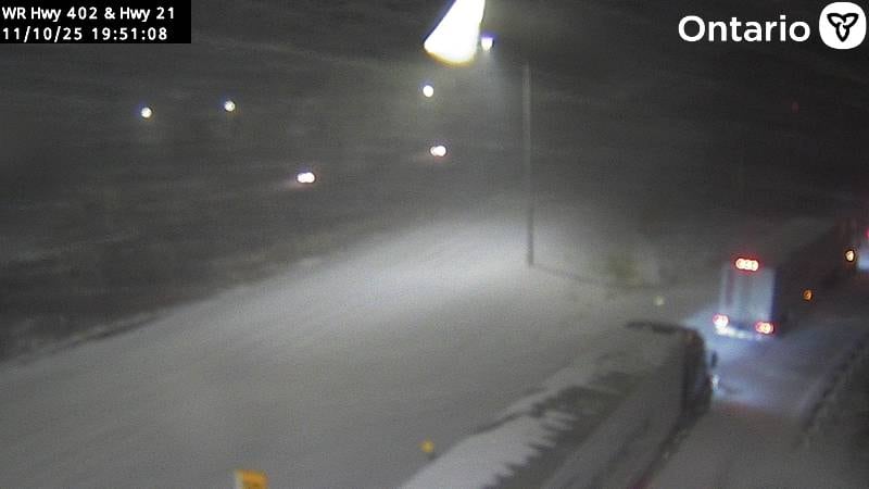 Doğuya giden trafik, kötü sürüş koşulları ve 10 Kasım 2025'te Nauvoo Yolu yakınlarında daha doğuya doğru gerçekleşen kazanın kalıntıları nedeniyle 402. Karayolu'ndan 21. Karayolu'na yönlendiriliyor.