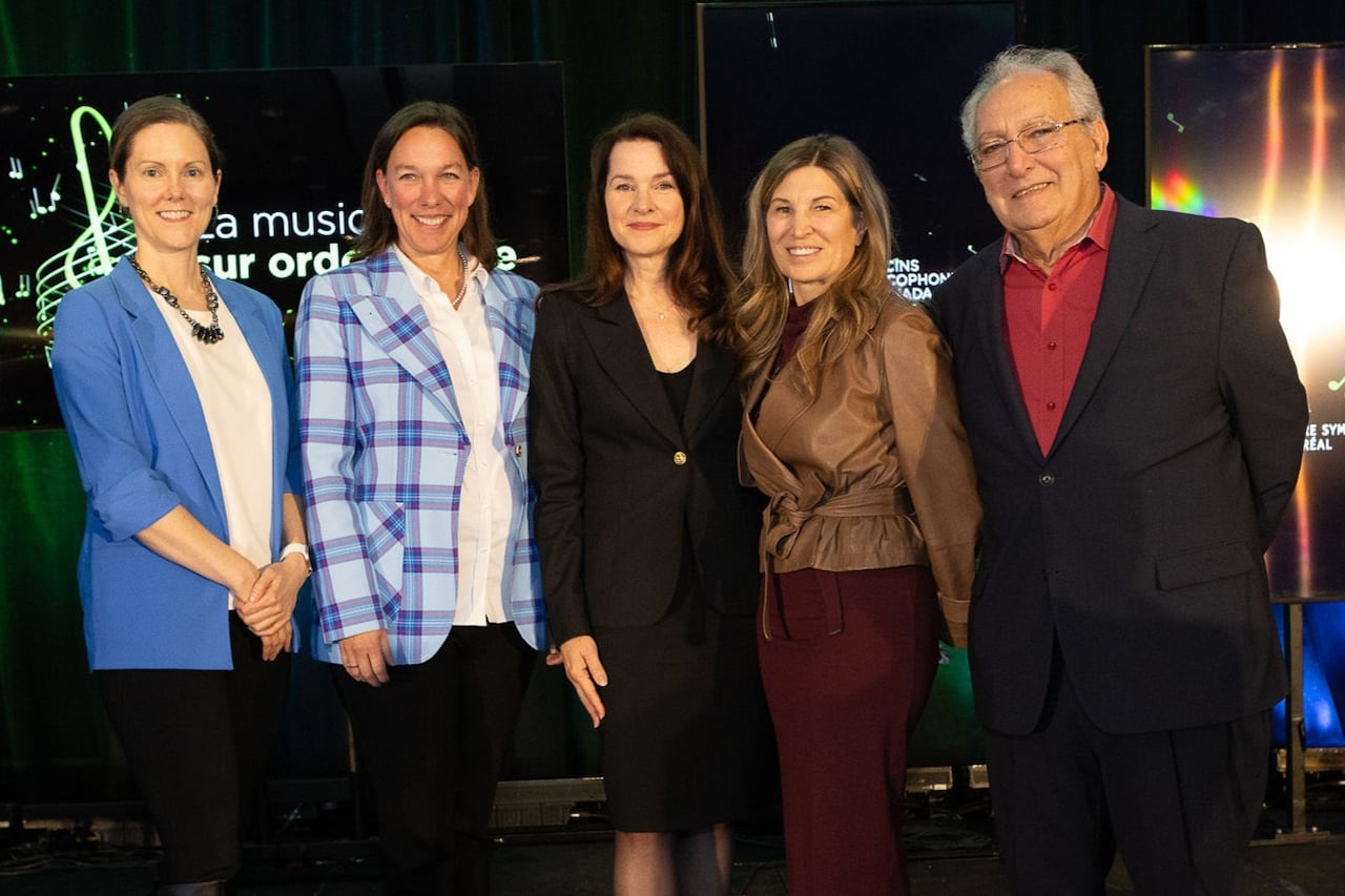 4人の女性と1人の男性が並んで微笑んでいる。